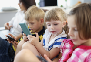 10 alarmujících faktů – závislost dětí na mobilních telefonech