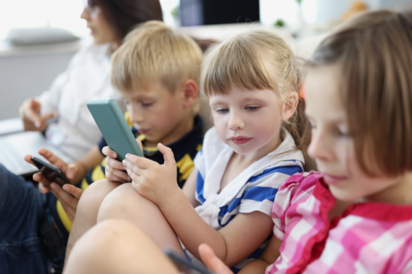 10 alarmujících faktů – závislost dětí na mobilních telefonech