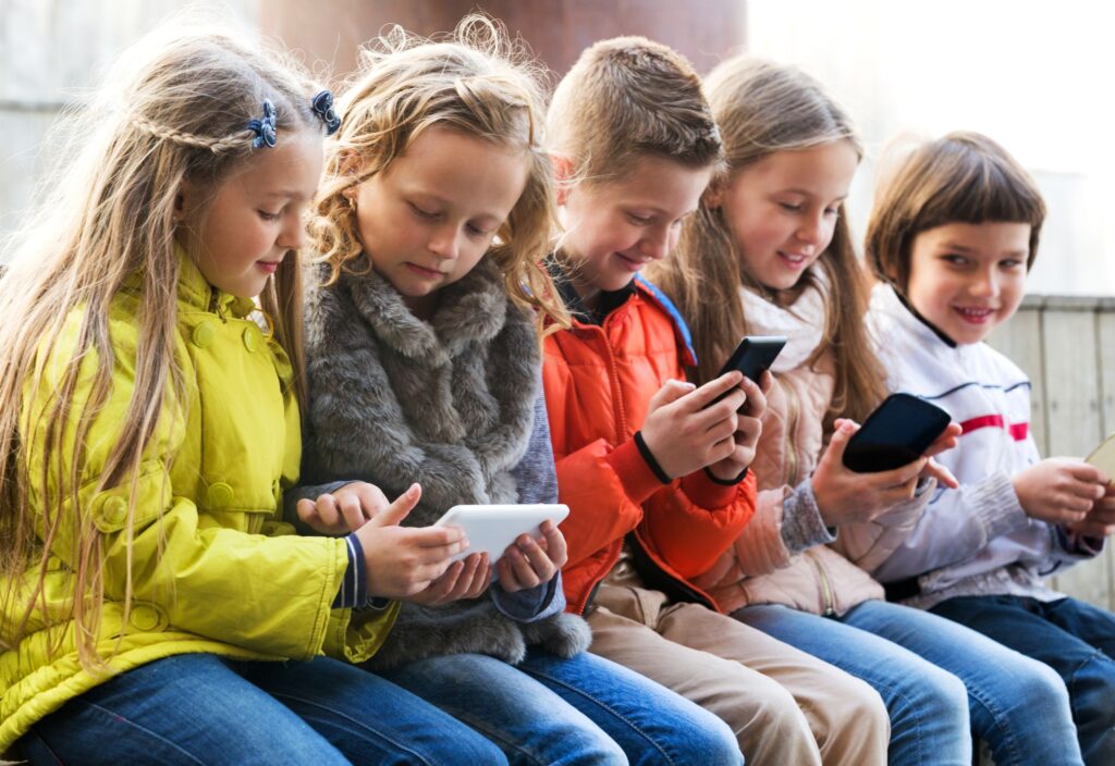 Závislost dětí na mobilních telefonech - Snížení sociálních dovedností