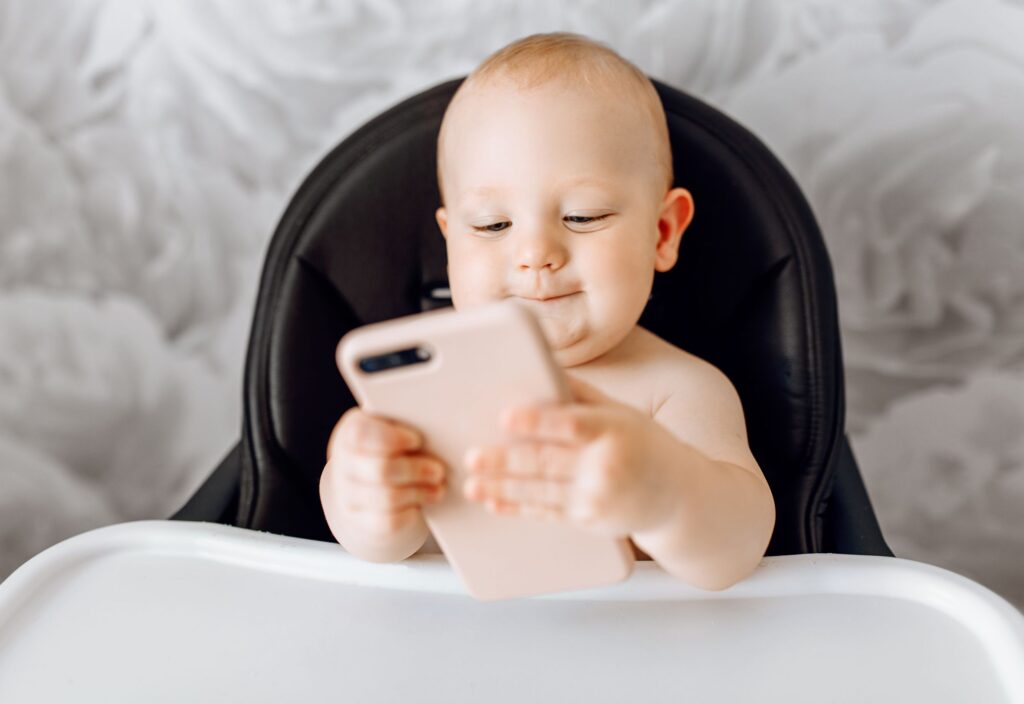 Závislost dětí na mobilních telefonech - mimino