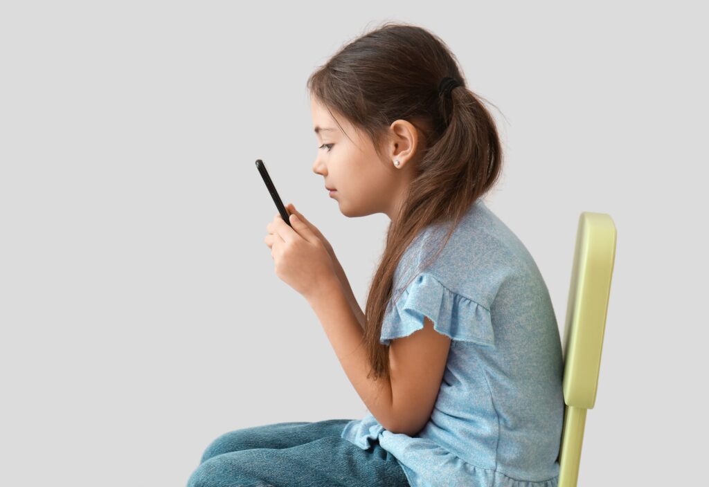 Závislost dětí na mobilních telefonech - bolesti zad a krku