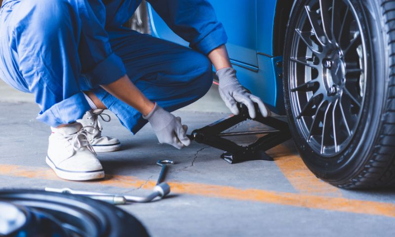 Zvedák na auto: Malý velký pomocník Zvedák na auto je nenápadný, ale klíčový pomocník při výměně pneumatik. Zjistěte, proč by neměl chybět v kufru žádného řidiče.