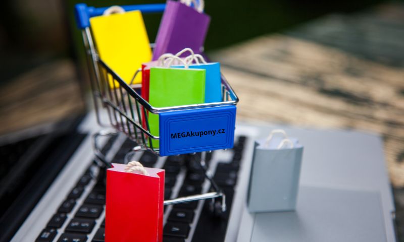 Úspora peněz při nákupech na internetu může být značná! Úspora peněz při nákupech na internetu? S MEGAkupony.cz získáte slevové kódy a kupóny, díky kterým nakoupíte chytřeji a levněji než za plné ceny.