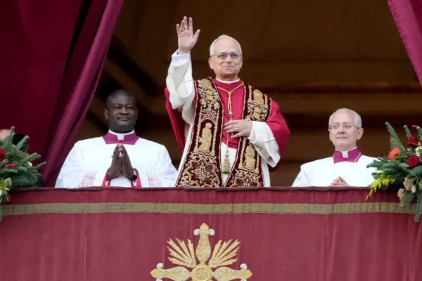 Papež Leo XIV pronáší první vánoční poselství vyzývající k ukončení násilí na Blízkém východě a války mezi Ruskem a Ukrajinou