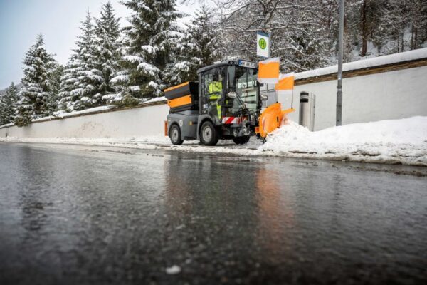 Sníh a led na silnicích: Nové metody posypu v Česku