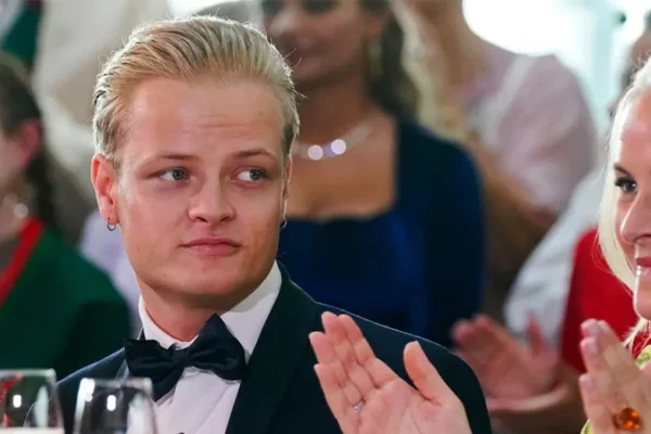 Syn norské korunní princezny čelí obvinění ze znásilnění, nové Epsteinovy dokumenty ji zmiňují stokrát