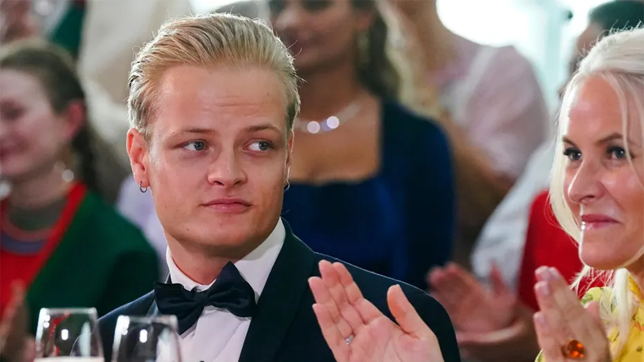 Syn norské korunní princezny čelí obvinění ze znásilnění, nové Epsteinovy dokumenty ji zmiňují stokrát