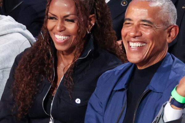 Michelle Obama obléká džínový komplet od Jean Paul Gaultier na vzácnou rande s Barackem