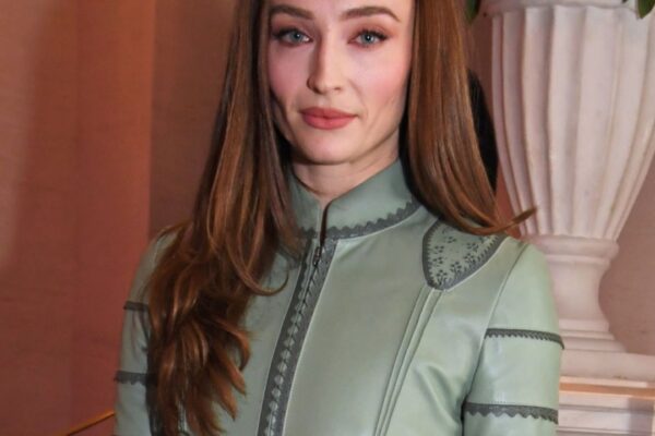 Sophie Turner se připravuje na ‚Tomb Raider‘ v obrněné sukni od Louis Vuitton