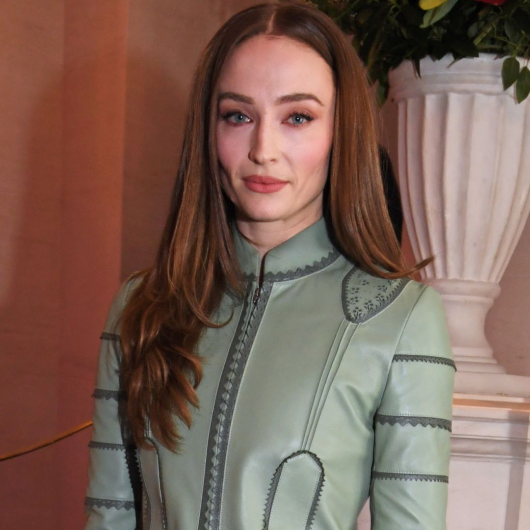 Sophie Turner se připravuje na ‚Tomb Raider‘ v obrněné sukni od Louis Vuitton