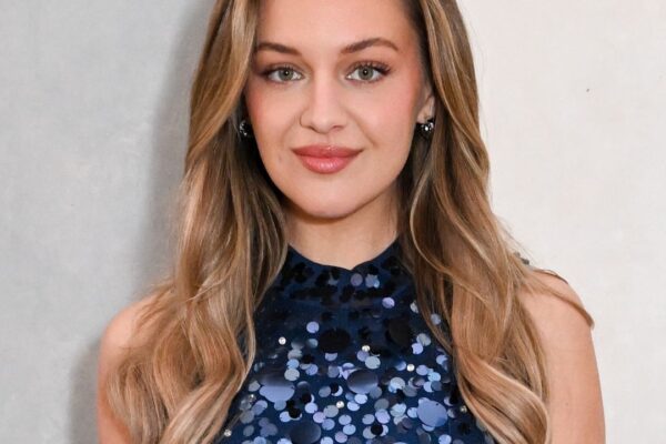 Kelsea Ballerini září v modrých flitrových šatech na módní přehlídce Carolina Herrera