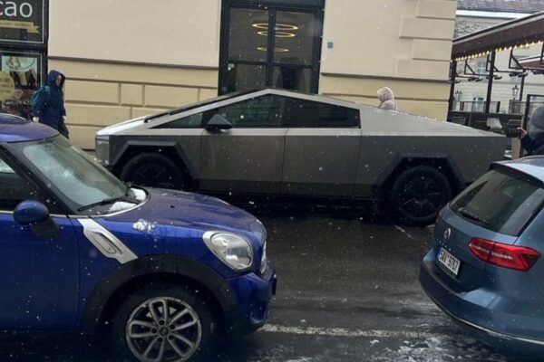 Tesla snižuje cenu Cybertrucku a uvádí novou verzi