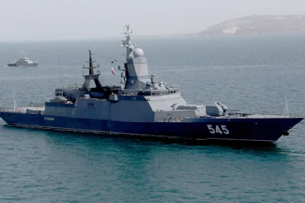 Írán testuje novou námořní protiletadlovou střelu v Hormuzském průlivu, zatímco USA pokračují v posilování vojenské přítomnosti