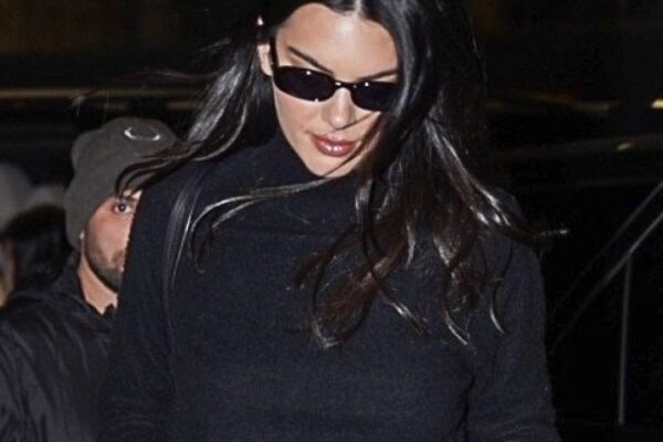 Kendall Jenner na Milan Fashion Week: Elegantní trend plochých bot pro rok 2026