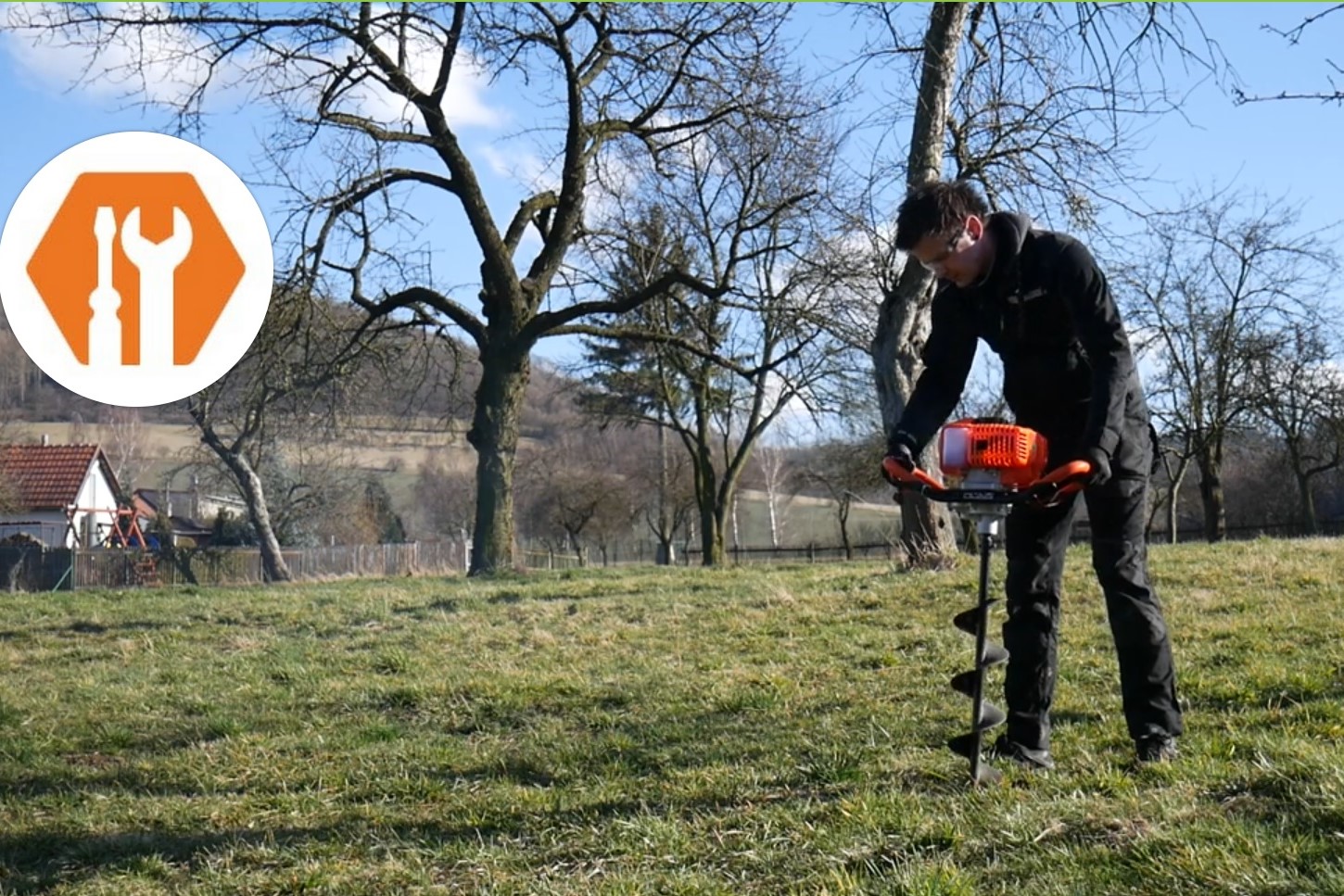 Půjčit nebo koupit motorový zemní vrták? Analýza pro chytré hospodáře