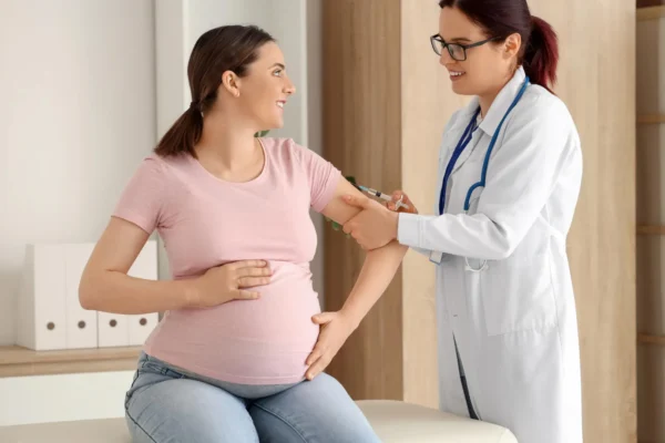 Velká studie nenalezla žádnou souvislost mezi mRNA vakcínou proti COVID-19 v těhotenství a autismem