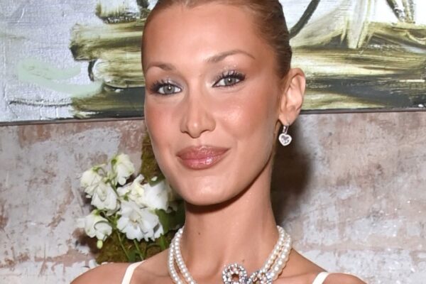 Bella Hadid si půjčuje vintage šaty Christian Dior od Nicole Kidman pro uvedení Ôrebella