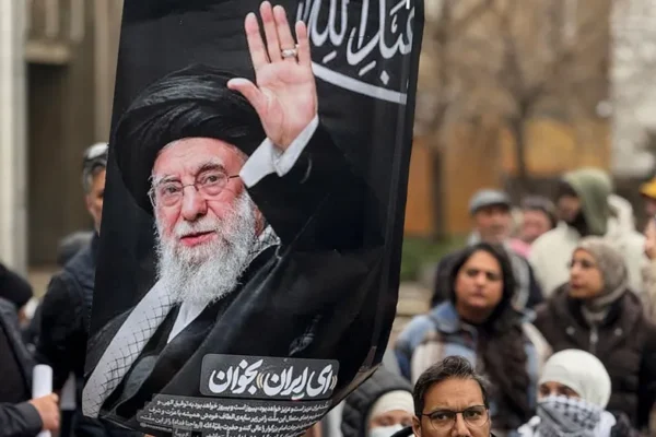 Trump varuje před íránskými ‚spícími buňkami‘, Kanada obviněna z ukrývání operativců režimu