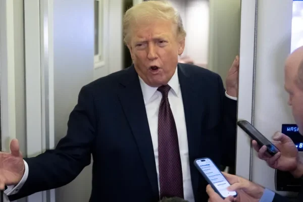 Trump varuje NATO před ‚velmi špatnou‘ budoucností, pokud spojenci nepomohou zajistit Hormuzský průliv