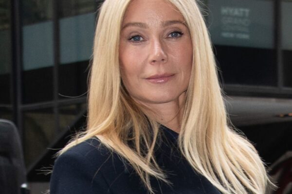 Vzácná Hermès Kelly kabelka Gwyneth Paltrow jako dokonalý doplněk jejího minimalistického outfitu