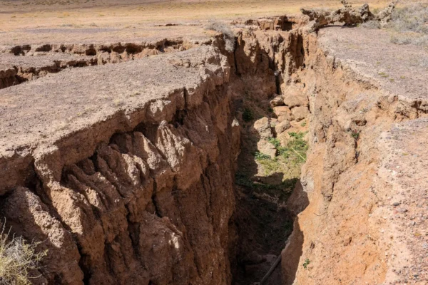 Sledujte, jak se Země rozděluje v reálném čase: Ohromující záběry zachycují 2,5metrový posun zlomu během několika sekund
