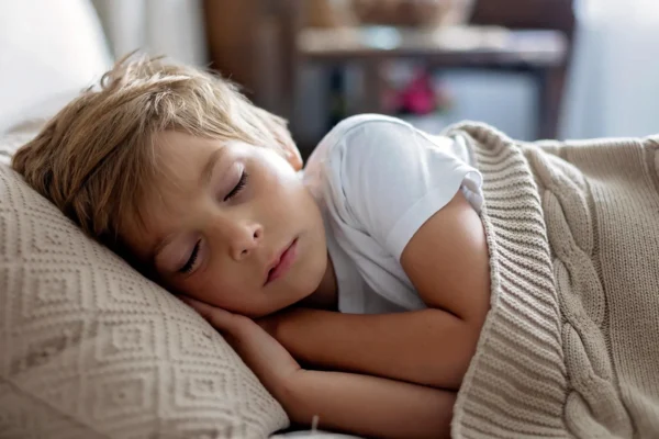 Miliony dětí užívají melatonin, ale lékaři varují před riziky