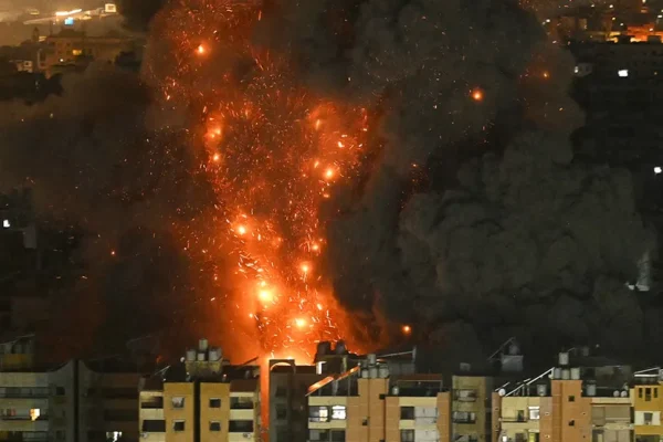 Izrael odpovídá na koordinované útoky Íránu a Hizballáhu, vyzývá Bejrút k omezení teroristů