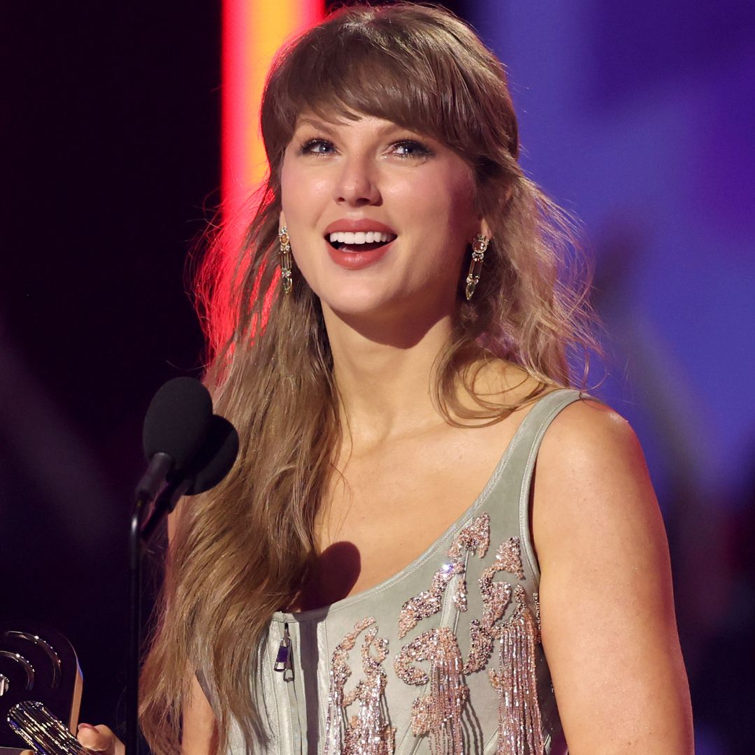 Taylor Swift nenápadně vyměnila své saténové podpatky za více zdobené na iHeartRadio Music Awards 2026