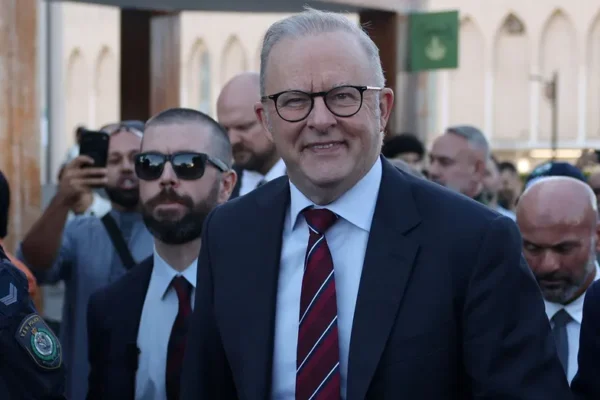 Australský premiér napaden v mešitě, nazván ‚hnusným psem‘ protestujícími