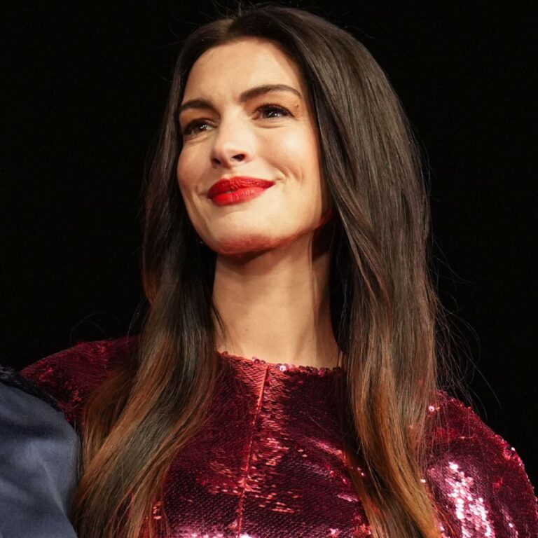 Každý „průlomový“ outfit Anne Hathaway z tiskového turné ‚The Devil Wears Prada 2‘