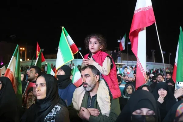 Uvnitř Teheránu po útocích: Íránská žena popisuje strach, kontrolní stanoviště a lidi jako ‚živé štíty‘