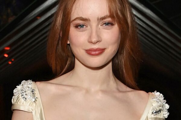 Potřebuji si půjčit šaty Sadie Sink z ‚Romea a Julie‘ od Prady na svou svatbu v roce 2027