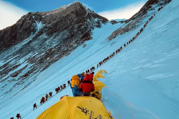 Vyšetřování v Nepálu odhalilo podvodný záchranný systém za 20 milionů dolarů zahrnující otravu jídla horolezců na Mt. Everestu
