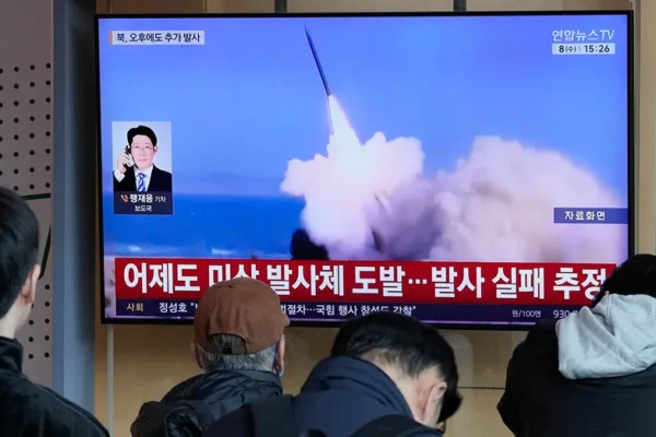 Severní Korea odpaluje rakety směrem k moři po zesměšnění nadějí Jihu na lepší vztahy
