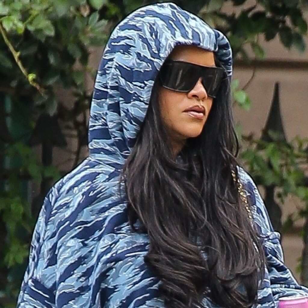 Rihanna kombinuje tygří pruhy s hadími teniskami v novém módním trendu