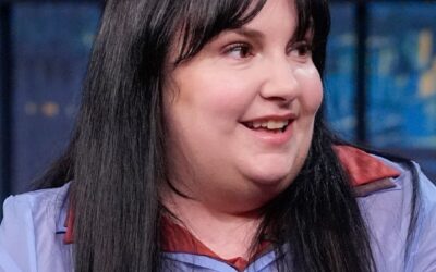 Lena Dunham obléká nejen jedno, ale hned tři polo trička na ‚Late Night With Seth Meyers‘
