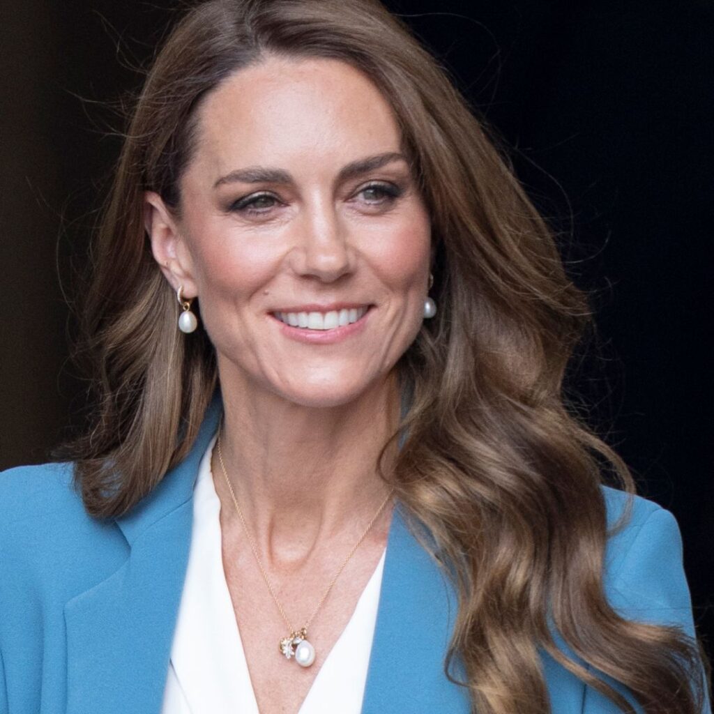 Princezna Kate dokazuje, že tento klasický přívěsek se hodí ke každému outfitu