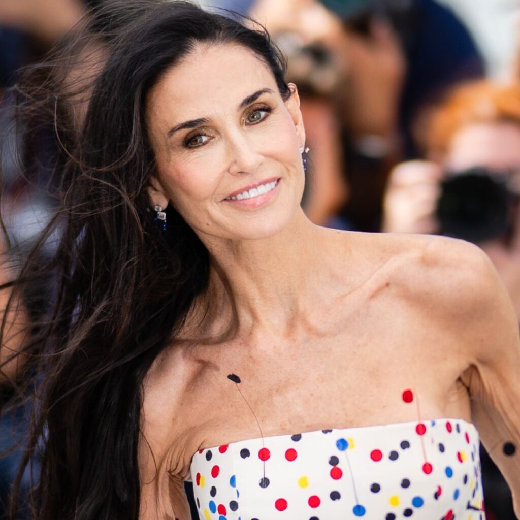 Demi Moore znovu získává svou korunu na filmovém festivalu v Cannes v puntíkovaných šatech od Jacquemus