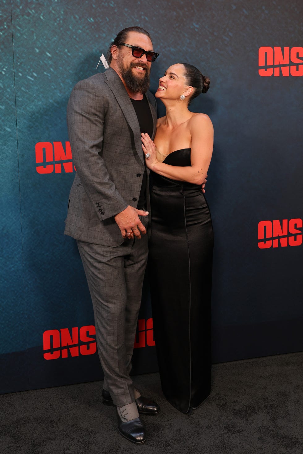 Adria Arjona a Jason Momoa na premiéře filmu Onslaught