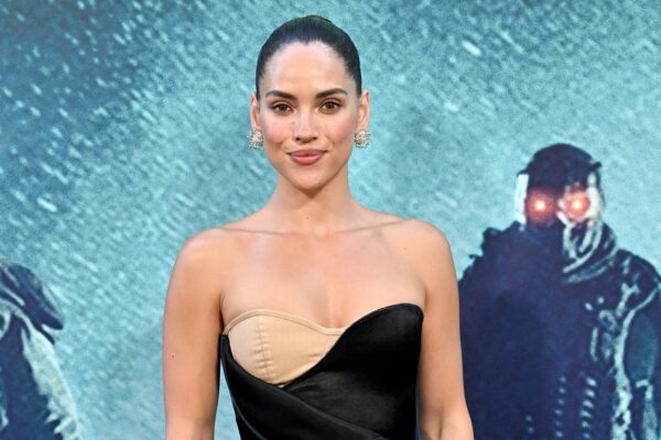 Adria Arjona září