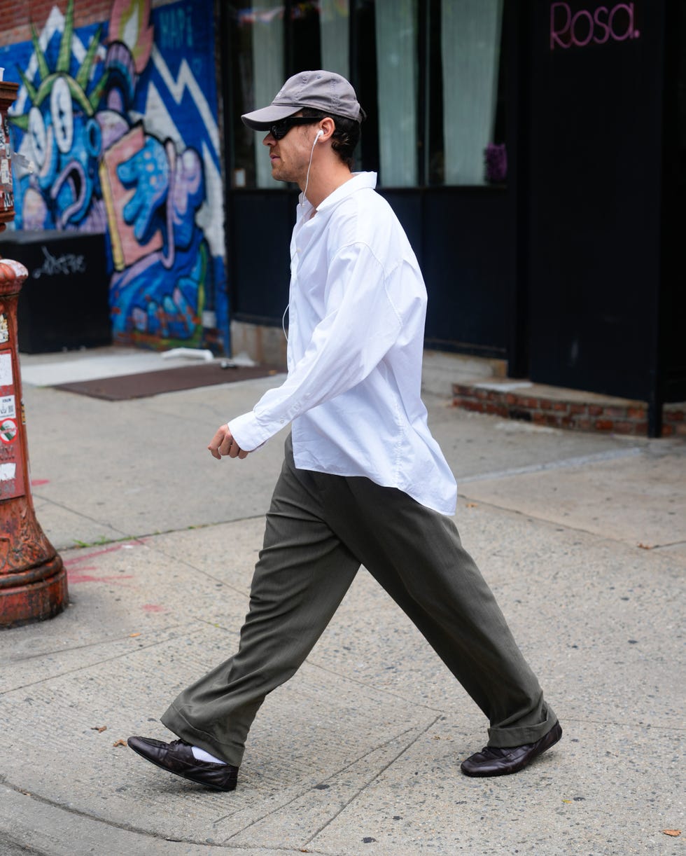 Harry Styles v šedých kalhotách v New Yorku