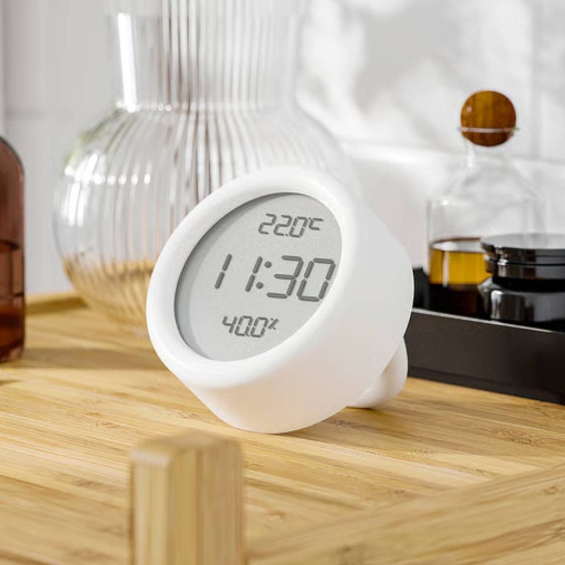 Levný koupelnový gadget IKEA kombinuje hodiny, teploměr a vlhkoměr v jednom