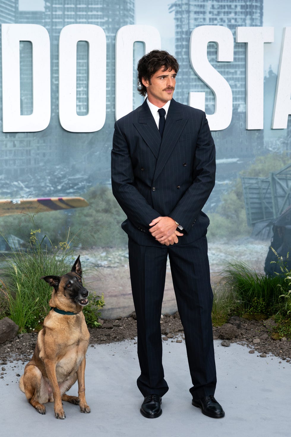 Jacob Elordi na premiéře The Dog Stars s belgickým ovčákem