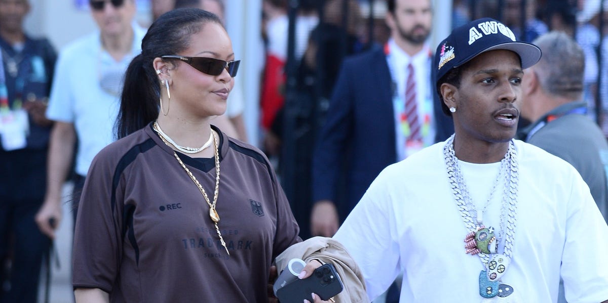Rihanna ukazuje, vysoké