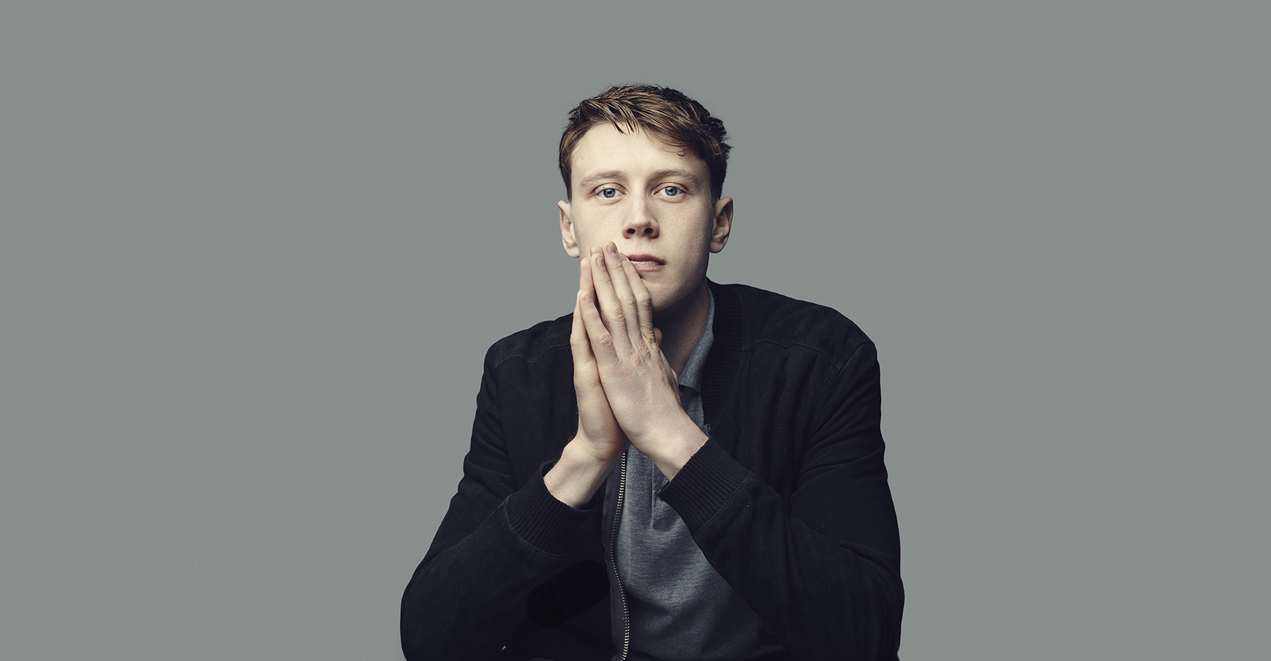 Russell Tovey s mikrofonem