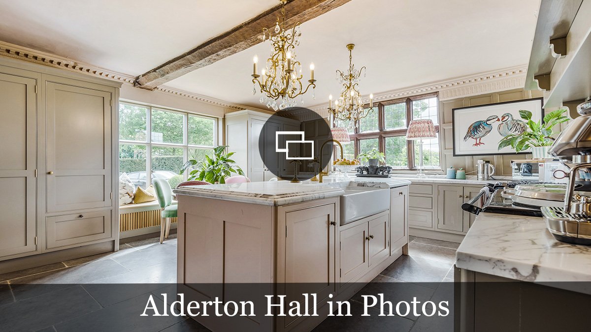Alderton Hall s výhledem na okolní krajinu