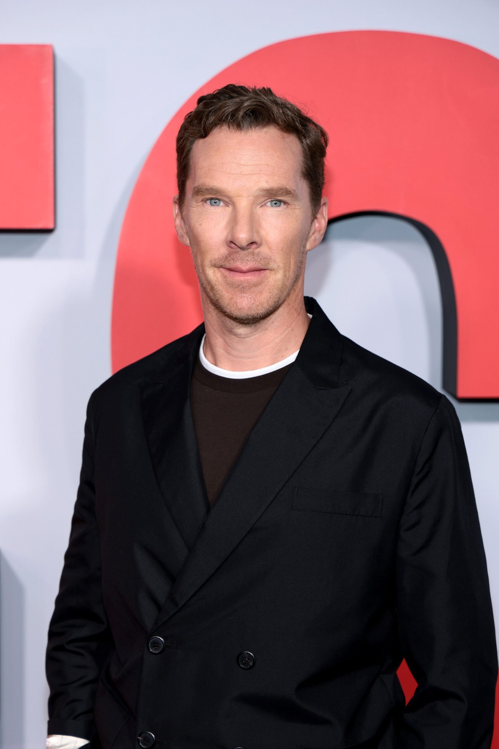 Benedict Cumberbatch na červeném koberci v elegantním černém obleku