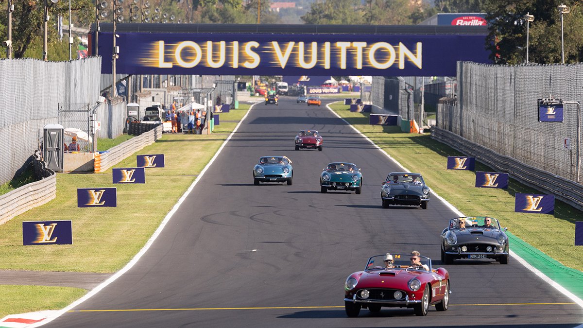 Auta na okruhu Monza během Louis Vuitton Dolomites Classic Run