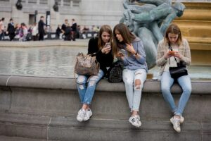 Jak Austrálie mění pravidla hry pro mladé na sociálních sítích