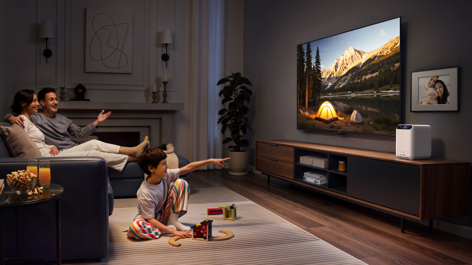 Rodina kolem televize s UGreen HomeAgent